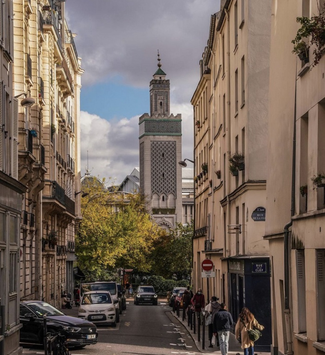 Tham quan nhà thờ Hồi giáo Paris mùa hoa tử đằng nở rộ