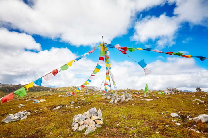 phong thủy, ý nghĩa thổi bùng tâm trí mà bạn chưa biết về cờ cầu nguyện của người tây tạng