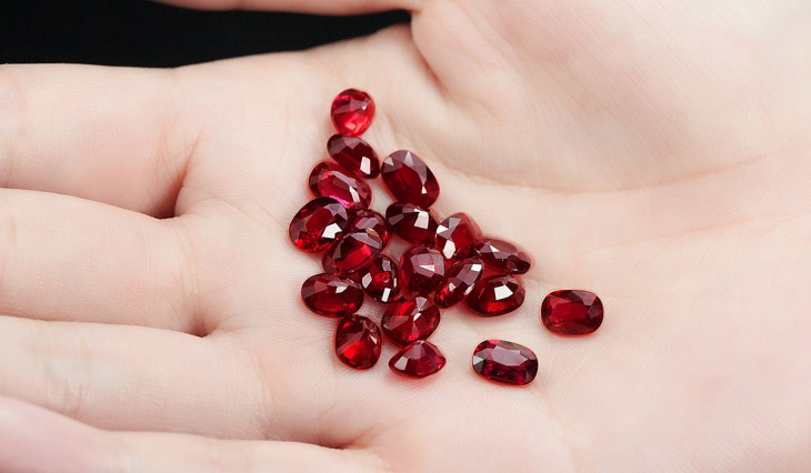 sapphire, sự khác biệt giữa ruby ​​và sapphire là gì? tại sao ruby ​​đắt hơn sapphire?