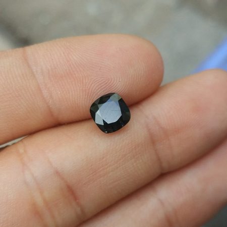 spinel đen, đá quý spinel đen là gì? giá có cao không? đặc biệt chỗ nào?