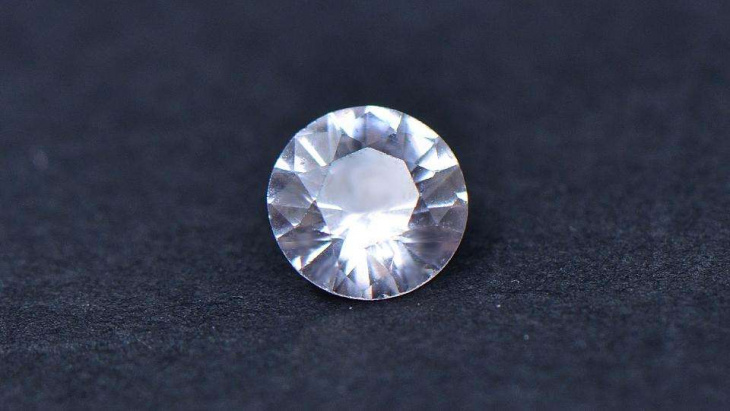 Sự khác biệt giữa sapphire trắng và kim cương là gì? Cái nào đắt hơn giữa hai cái?
