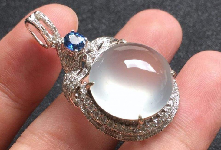 sapphire, sự khác biệt giữa sapphire trắng và kim cương là gì? cái nào đắt hơn giữa hai cái?