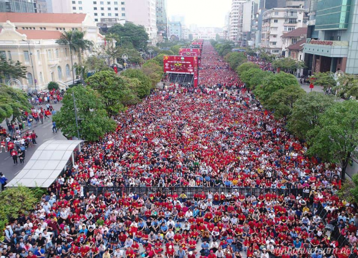 cà phê bệt, cần giờ, chợ bến thành, chợ lớn, công viên đầm sen, dinh độc lập, du lịch, địa đạo củ chi, hầm thủ thiêm, nhà hát thành phố, nhà thờ đức bà, phố tây, tháp bitexco, việt nam quốc tự, những điểm du lịch nhất định phải đến khi đặt chân đến tp. hồ chí minh