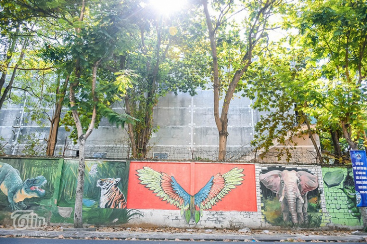 Bức tường ‘sinh vật’ bị lãng quên ở Đà Nẵng: Lên ảnh màu siêu ảo, góc phố nên thơ không khác gì trong phim