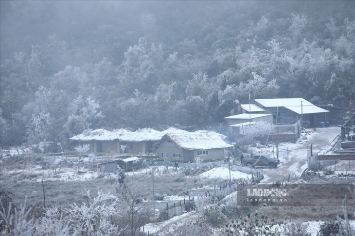 Những hình ảnh mới nhất về tuyết rơi ở Y Tý - Lào Cai