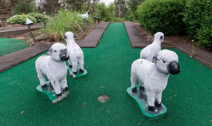 'mắt chữ o, mồm chữ a ‘ trước 10 sân golf mini kỳ lạ nhất thế giới