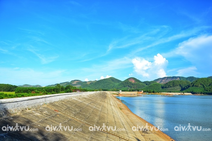 Hồ Khe Ngang: Thơ mộng và bình yên giữa núi đồi xứ Huế