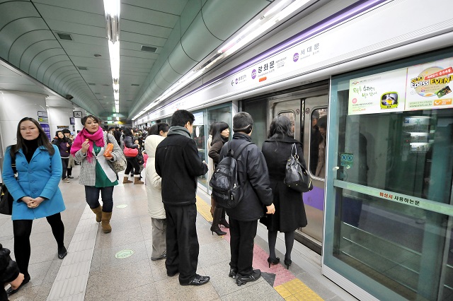 Bí kíp đi tàu điện ngầm cần biết khi du lịch Hàn Quốc