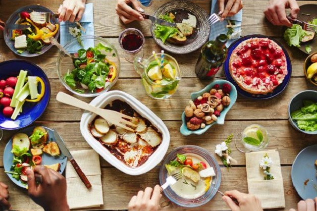 Văn hóa các nước thể hiện trên “bàn ăn” như thế nào