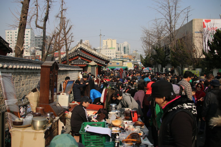 Chợ đồ cũ Jongmyo ở Hàn Quốc (종묘벼룩시장)
