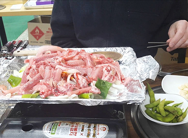 Các món hải sản sống “sởn da gà” ở Hàn Quốc