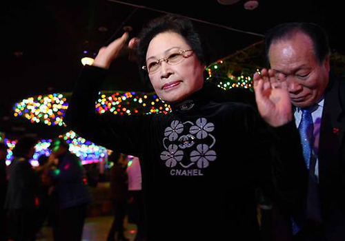 Những cụ già nhảy disco và hẹn hò ở Hàn Quốc