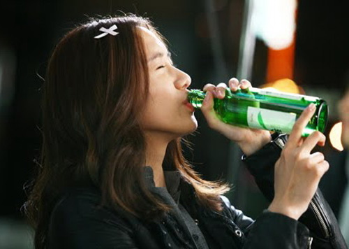 Phụ nữ Hàn Quốc nghiện rượu còn nhiều hơn cả nam giới trong nước