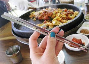 Tại sao người Hàn Quốc thích dùng đũa sắt?