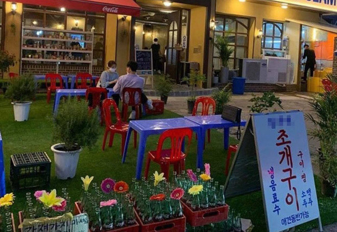 Quán vỉa hè Việt Nam ‘mọc’ lên giữa Seoul: Ghế nhựa, phở gà, cafe sữa đá