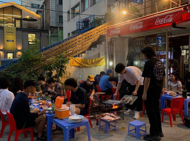hàn quốc, quán vỉa hè việt nam ‘mọc’ lên giữa seoul: ghế nhựa, phở gà, cafe sữa đá