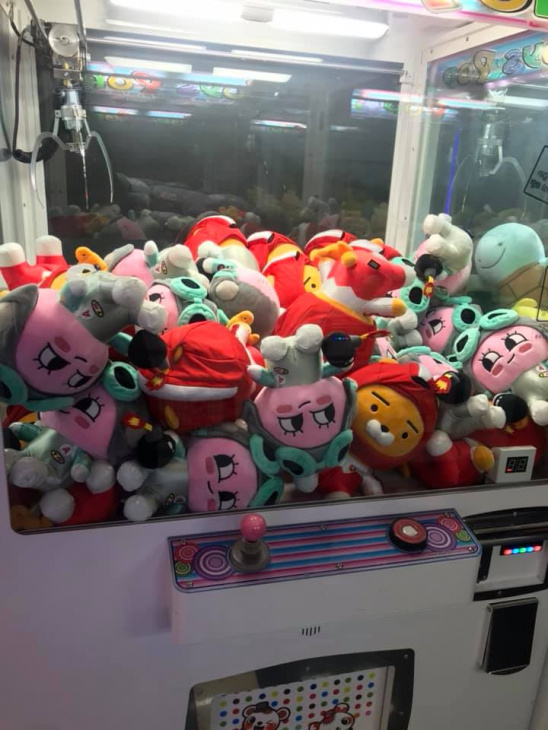 Trò chơi gắp thú bông giải khuây ở Hàn Quốc