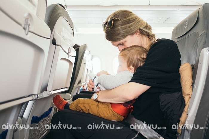 Trẻ em đi máy bay United Airlines cần giấy tờ gì?