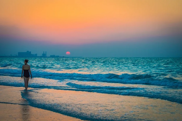 Tận hưởng ánh nắng mặt trời trên bãi biển Saadiyat Abu Dhabi