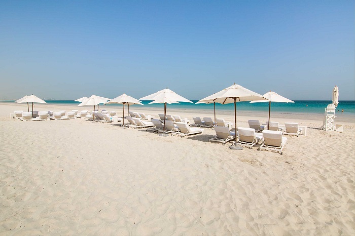 bãi biển saadiyat, khám phá, trải nghiệm, tận hưởng ánh nắng mặt trời trên bãi biển saadiyat abu dhabi