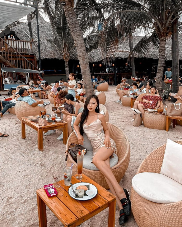 Sống ảo, ngắm hoàng hôn cực 'chill' ở Chameleon Beach Bar Phan Thiết