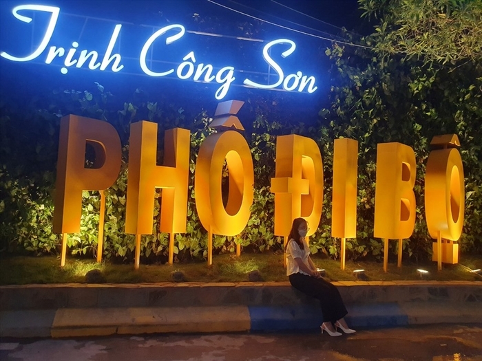 Ghé phố đi bộ Trịnh Công Sơn Hà Nội cảm nhận nét đặc sắc với diện mạo 'siêu mới'