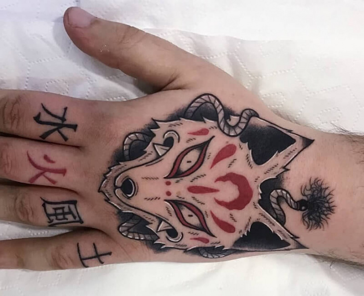 With beautiful tattoos on the back of your hand, you can express your own uniqueness and style.  From lighter images to more personal tattoos, there is nothing better than highlighting the beauty of your body with these unique tattoos.
