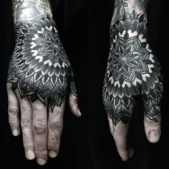Hình dán tatoo bàn tay nam sẽ trở thành một hợp mốt mới cho giới trẻ năm