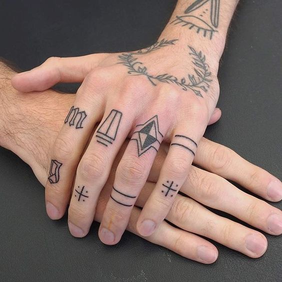 Bạn muốn có một hình xăm độc đáo trên tay của mình? Hình xăm mu bàn tay này sẽ là một lựa chọn tuyệt vời để thể hiện phong cách của bạn.
(Do you want a unique tattoo on your hand? This finger tattoo on hand image will be a great choice to showcase your style.)