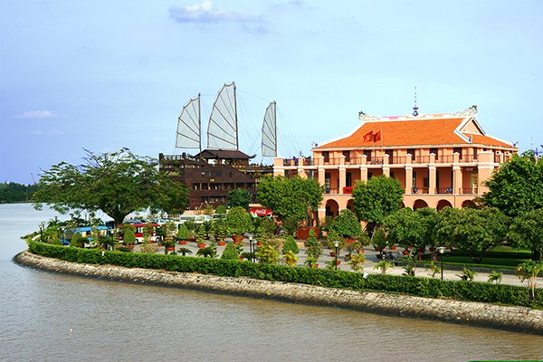 Bến Nhà Rồng: Bến Nhà Rồng là một trong những điểm tham quan nổi tiếng tại Sài Gòn với kiến trúc độc đáo và tính lịch sử sâu sắc. Cảm nhận không khí lịch sử và tìm hiểu về di sản văn hóa của đất nước tại đây chắc chắn sẽ là một trải nghiệm đáng nhớ cho bạn.