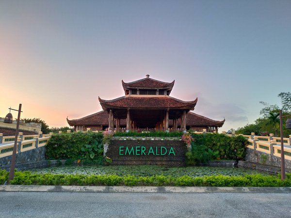 homestay, review resort emeralda ninh bình - ngôi làng 5 sao giữa cố đô hoa lư