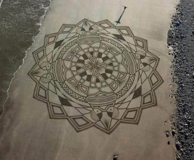 tranh cát, vẽ cát, vẽ trên bãi biển, , khám phá, trải nghiệm, 'phù thuỷ cát' đam mê sáng tạo nhiều tranh đẹp trên các bãi biển