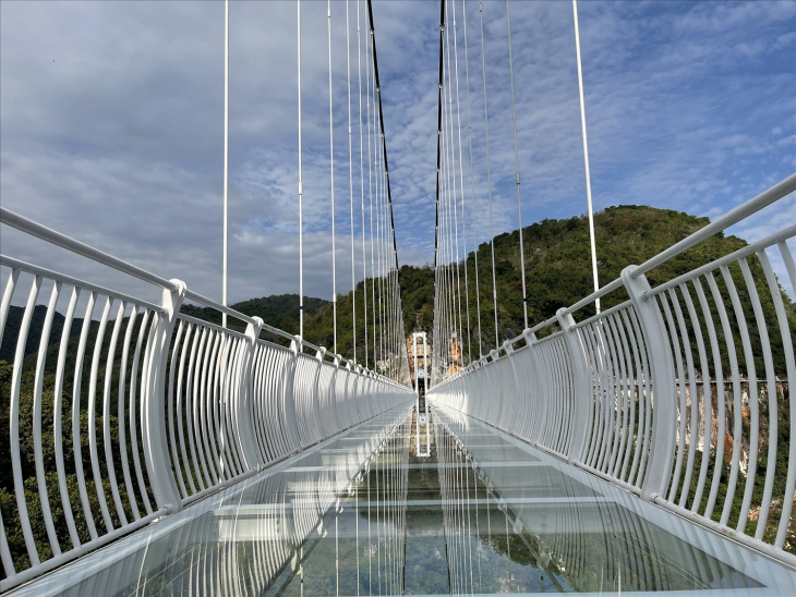 cầu kính bạch long, cầu kính bạch long - check in cầu kính đi bộ dài nhất thế giới