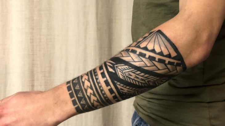 Hình xăm Maori cánh tay là một trong những hình xăm đẹp và đầy sức mạnh. Hình ảnh truyền thống của bộ lạc Maori trong hình dáng ngũ giác đầy kết cấu trên cánh tay sẽ khiến bạn cảm thấy mạnh mẽ hơn bao giờ hết!