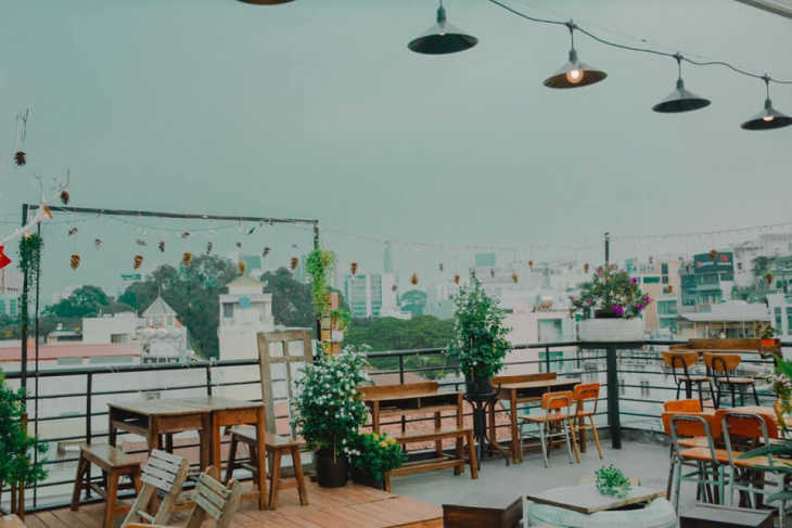 khám phá, top 7 quán cafe rooftop chill ở sài gòn 2022