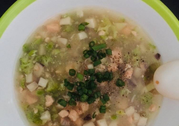 Soup cá hồi rau củ – ăn dặm (phù hợp với bé ăn thô tốt)