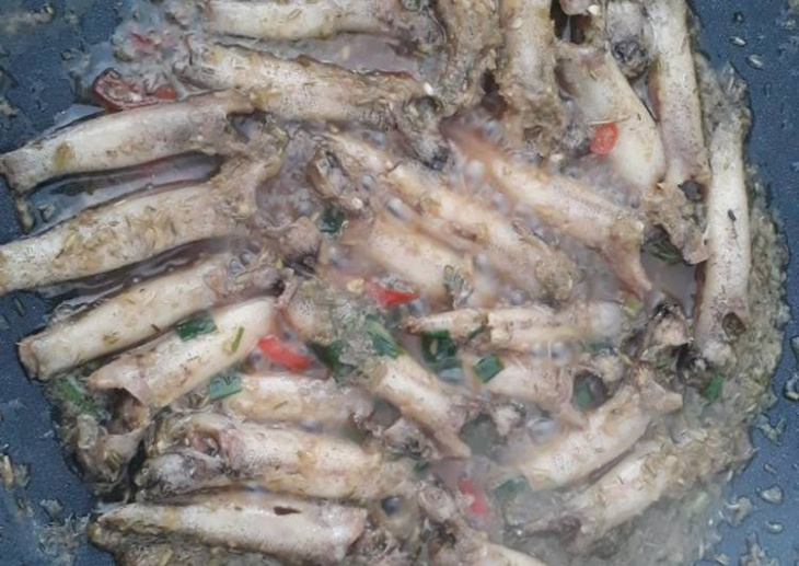 Cơm Trưa Cá Bống Dừa Kho sả Ớt Kèm Salad cải xà lách trộn