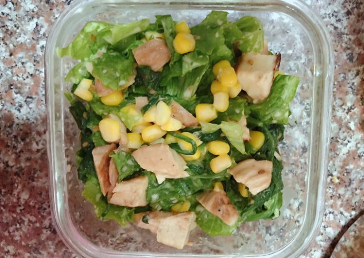 Salad ức gà áp chảo và rau bina