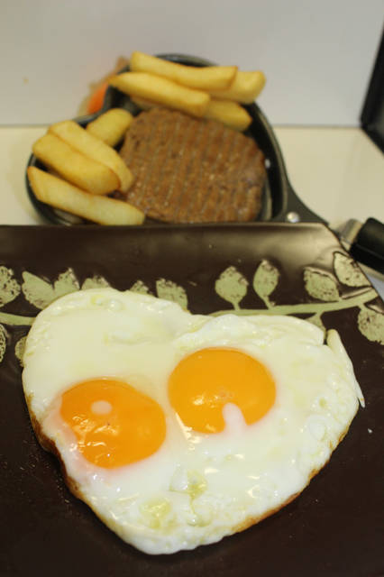 au plat, beefsteak, khoai tây chiên, khoai tây trứng chiên, trứng ốp la, trứng ốp – la (au plat), beefsteak, khoai tây chiên 15′