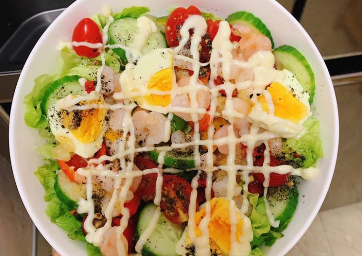 bữa trưa, salad tôm, salad trộn tôm, trứng, xà lách trộn trứng, salad tôm trứng cho bữa trưa
