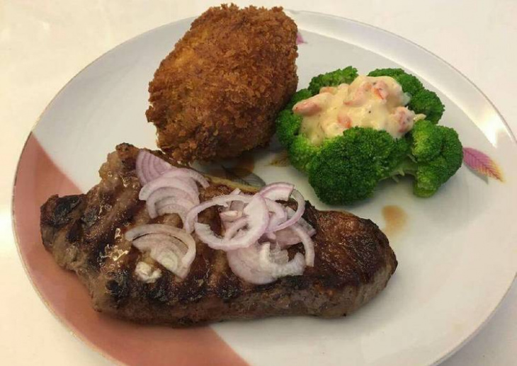 bữa tối, nướng, thịt bò cuộn cải xanh, thịt bò úc, thịt xông khói, trái bơ, với, bữa tối với thịt bò úc nướng cùng thịt xông khói cuộn trái bơ lă