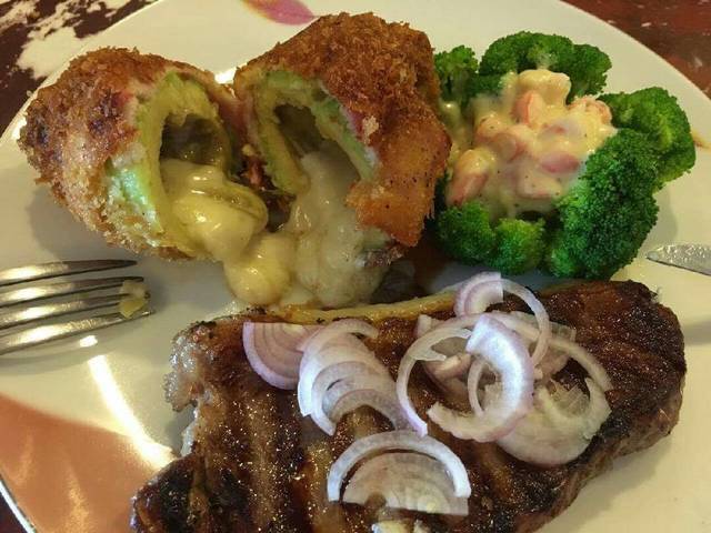 bữa tối, nướng, thịt bò cuộn cải xanh, thịt bò úc, thịt xông khói, trái bơ, với, bữa tối với thịt bò úc nướng cùng thịt xông khói cuộn trái bơ lă