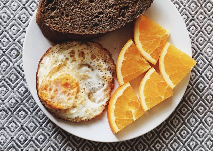 Eatclean: ăn sáng với trứng gà và bánh mì đen