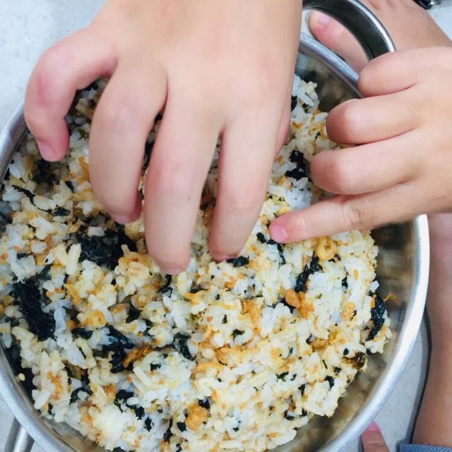 nauancungcon, cơm trộn, cơm trộn đơn giản, cơm trộn rong biển, nấu ăn cùng con, rong biển, nấu ăn cùng con: cơm trộn chà bông rong biển