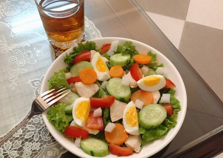 Salad Gà Sốt Mè Rang