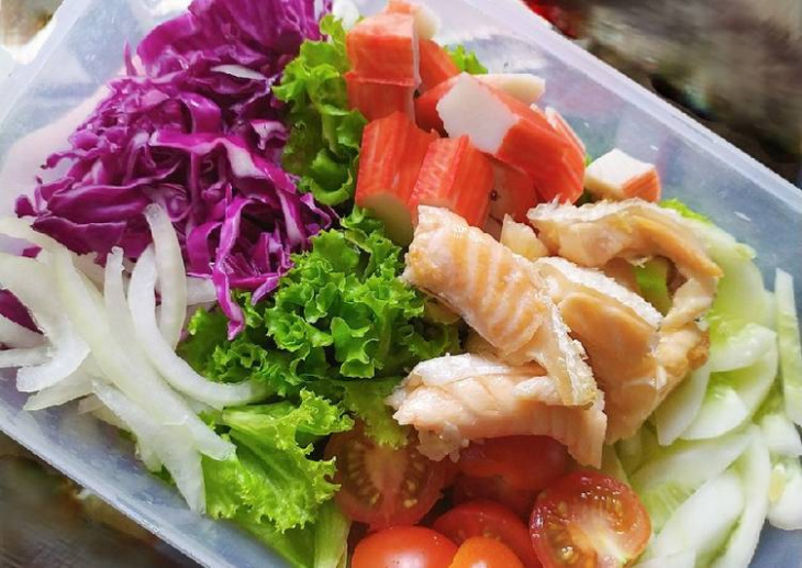 giả cua, lườn cá hồi, salad, salad cá hồi, salad trộn dấm dầu ô liu, salad trộn rau, salad rau mix lườn cá hồi thanh cua