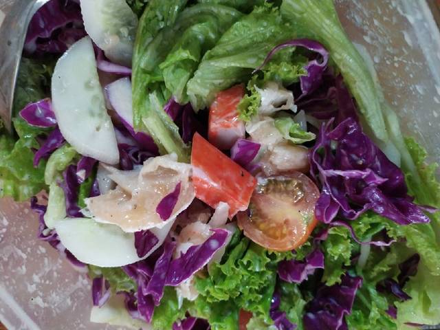 giả cua, lườn cá hồi, salad, salad cá hồi, salad trộn dấm dầu ô liu, salad trộn rau, salad rau mix lườn cá hồi thanh cua