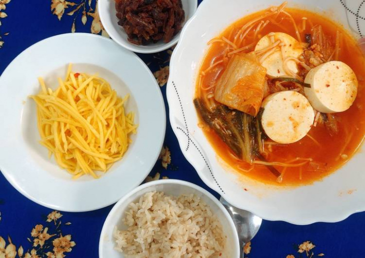 [Bữa trưa kiểu Hàn Quốc] Cơm gạo lứt, Canh kim chi, Gỏi xoài và Cá cơm kho