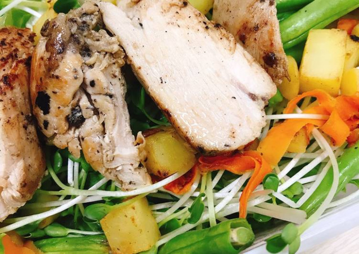 Salad ức gà áp chảo eat clean – giảm cân
