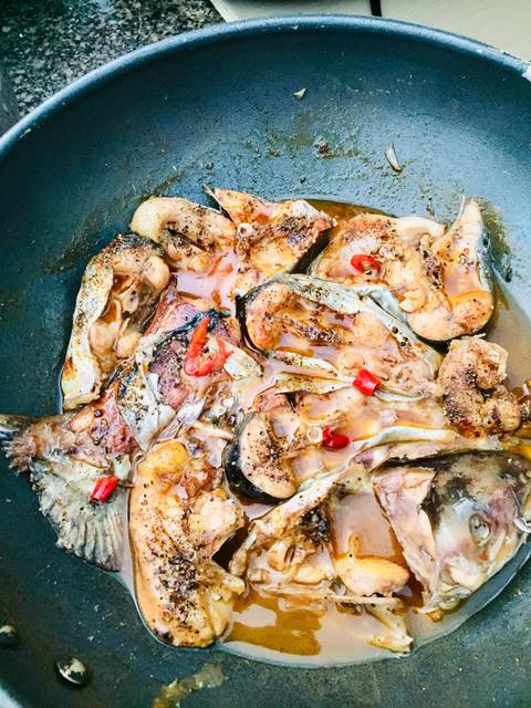 bữa trưa, cá hú kho, cá thu, canh cải nấu cá, chả cá, chả cá thu, món canh chả cá, cơm trưa canh cải chả cá thu cá hú kho ớt đậu rồng xào mỡ